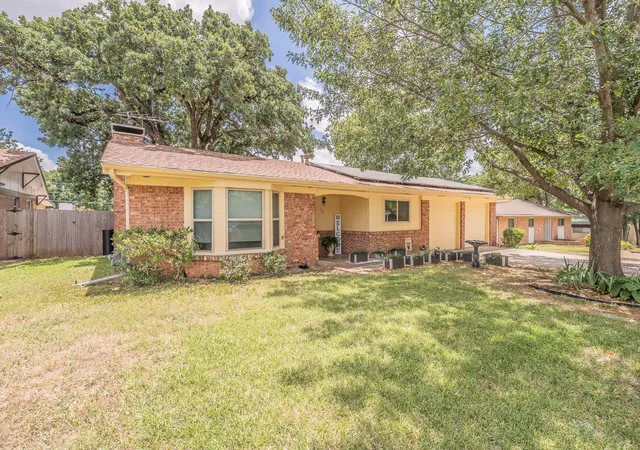 Photo 3 of Single family home for sale at 506 E Huitt Ln, Euless, TX 76040 | MLS# 21314818 | Listing updated on 2026-09-27