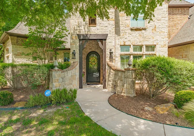 Photo 2 of Single family home for sale at 101 Western Breeze Dr, Fort Worth, TX 76126 | MLS# 21314706 | Listing updated on 2026-07-25