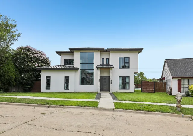Photo 3 of Single family home for sale at 8 O Hare Cir, The Colony, TX 75056 | MLS# 21314825 | Listing updated on 2026-08-25