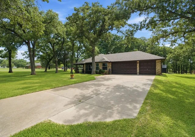 Homes for sale in Weatherford, TX | 305 Bent Oak Rd, Weatherford, TX 76086 | MLS# 21302804