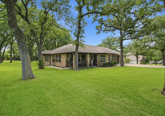 Homes for sale in Weatherford, TX | 305 Bent Oak Rd, Weatherford, TX 76086 | MLS# 21302804
