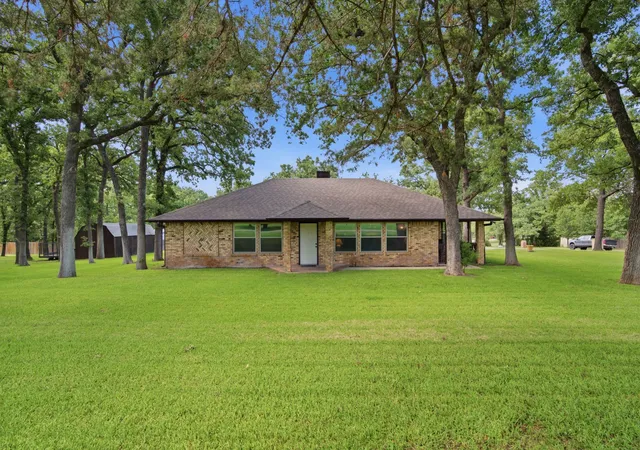 Homes for sale in Weatherford, TX | 305 Bent Oak Rd, Weatherford, TX 76086 | MLS# 21302804