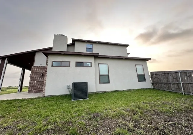 Photo 3 of Single family home for sale at 487 Whispering Wy, Red Oak, TX 75154 | MLS# 21314998 | Listing updated on 2026-09-29