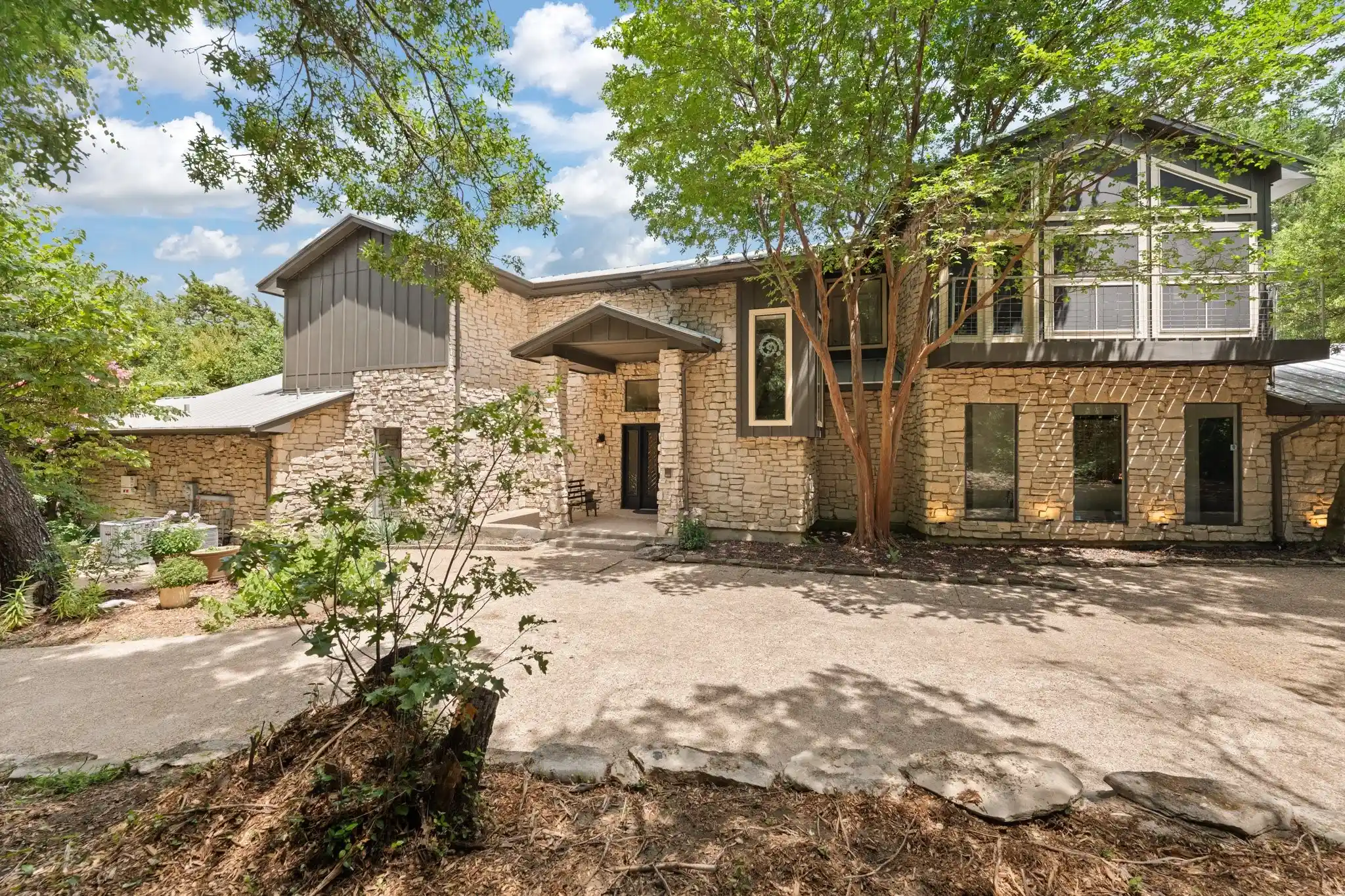 Photo 1 of Single family home for sale at 613 Armadillo Ct, Cedar Hill, TX 75104 | MLS# 21311921 | Listing updated on 2026-10-10