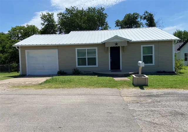 Photo 1 of Single family home for sale at 506 N Lamar St, Weatherford, TX 76086 | MLS# 21299618 | Listing updated on 2026-07-13
