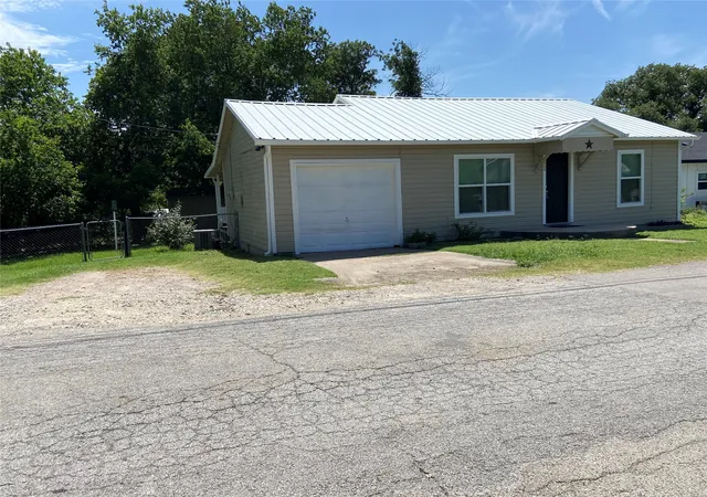 Photo 2 of Single family home for sale at 506 N Lamar St, Weatherford, TX 76086 | MLS# 21299618 | Listing updated on 2026-07-13