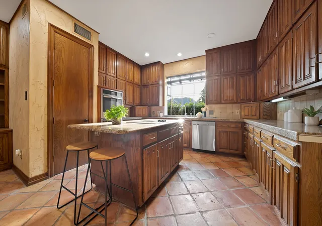Photo 1 of Single family home for sale at 2714 Ridge Top Ln, Arlington, TX 76006 | MLS# 21315007 | Listing updated on 2026-08-22