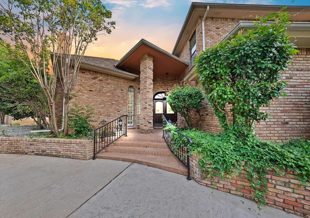 Photo 2 of Single family home for sale at 2714 Ridge Top Ln, Arlington, TX 76006 | MLS# 21315007 | Listing updated on 2026-08-22