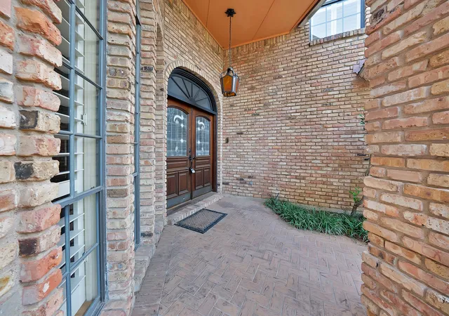 Photo 3 of Single family home for sale at 2714 Ridge Top Ln, Arlington, TX 76006 | MLS# 21315007 | Listing updated on 2026-08-22