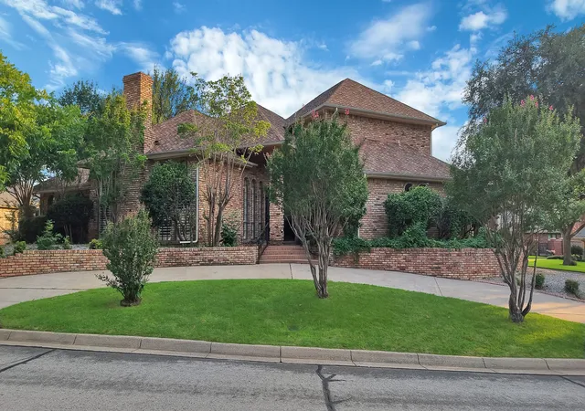 Photo 3 of Single family home for sale at 2714 Ridge Top Ln, Arlington, TX 76006 | MLS# 21315007 | Listing updated on 2026-08-22