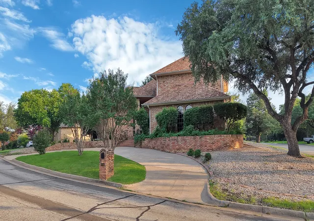 Photo 4 of Single family home for sale at 2714 Ridge Top Ln, Arlington, TX 76006 | MLS# 21315007 | Listing updated on 2026-08-22