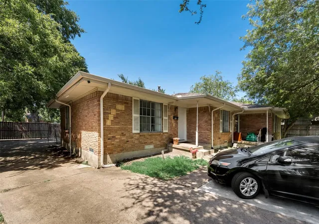 Photo 2 of Single family home for sale at 902 Spring Valley Plz, Richardson, TX 75080 | MLS# 21315108 | Listing updated on 2026-08-22