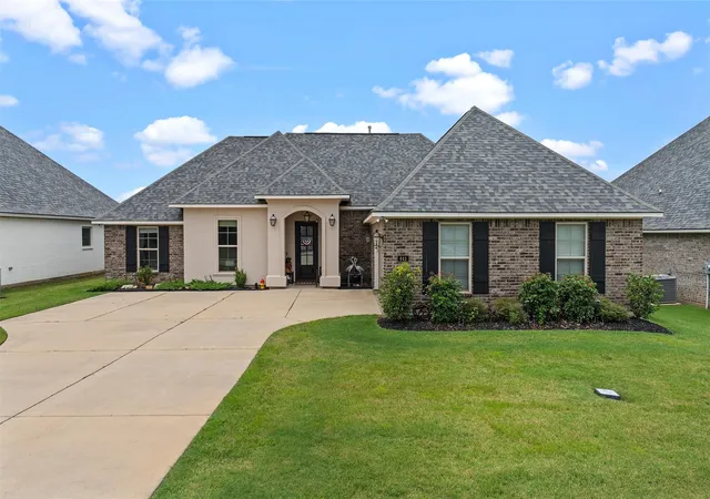 Photo 1 of Single family home for sale at 441 N Lost River Dr, Benton, LA 71006 | MLS# 21314978 | Listing updated on 2026-07-26