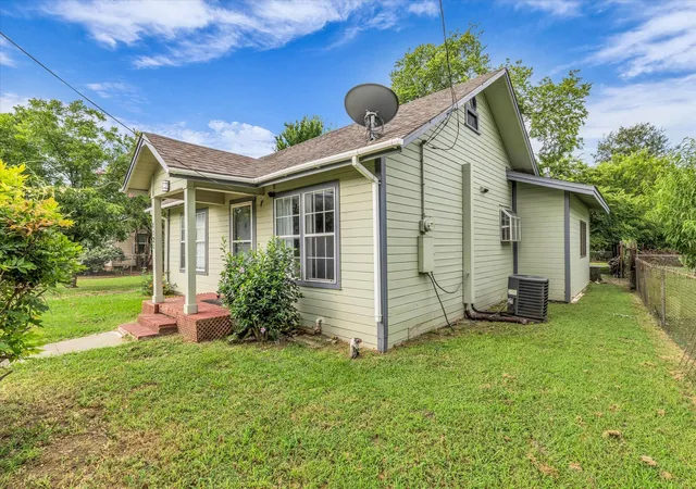 Photo 3 of Single family home for sale at 1020 Fisher St, Waco, TX 76705 | MLS# 21315000 | Listing updated on 2026-08-14