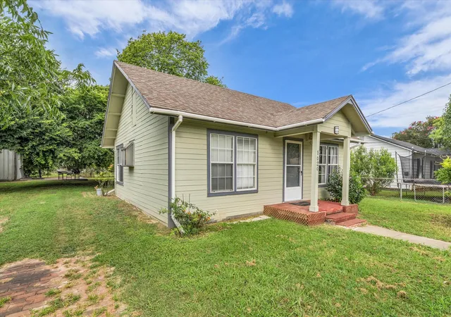 Photo 4 of Single family home for sale at 1020 Fisher St, Waco, TX 76705 | MLS# 21315000 | Listing updated on 2026-08-14