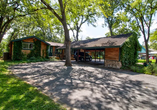 Photo 1 of Single family home for sale at 914 Kiowa Dr W, Gainesville, TX 76240 | MLS# 21315277 | Listing updated on 2026-08-24