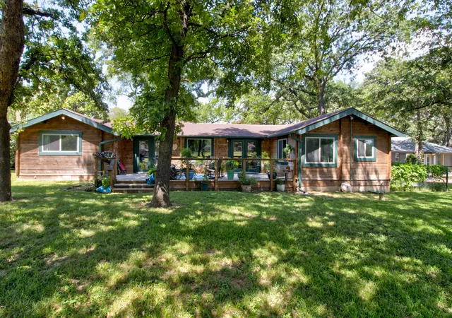 Photo 2 of Single family home for sale at 914 Kiowa Dr W, Gainesville, TX 76240 | MLS# 21315277 | Listing updated on 2026-08-24