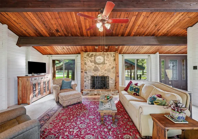 Photo 4 of Single family home for sale at 914 Kiowa Dr W, Gainesville, TX 76240 | MLS# 21315277 | Listing updated on 2026-08-24