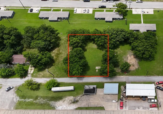 Photo 3 of Land for sale at 810 E 3rd St, Bonham, TX 75418 | MLS# 21311967 | Listing updated on 2026-08-23