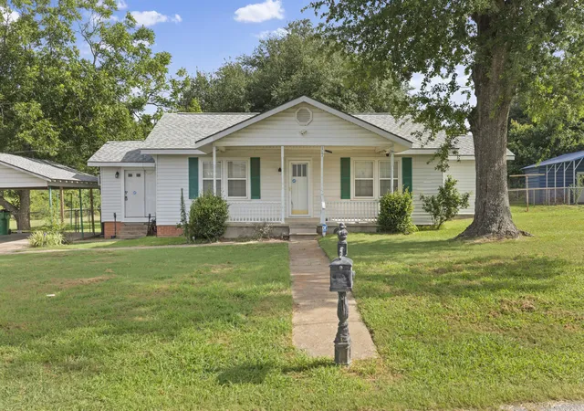 Homes for sale in Palestine, TX | 117 Moore Dr, Palestine, TX 75801 | MLS# 21315418