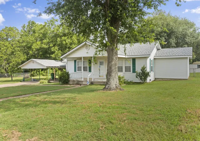 Homes for sale in Palestine, TX | 117 Moore Dr, Palestine, TX 75801 | MLS# 21315418