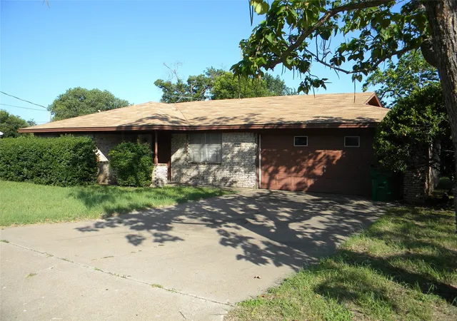 Photo 1 of Single family home for sale at 1450 W Ash St, Stephenville, TX 76401 | MLS# 21315385 | Listing updated on 2026-07-19