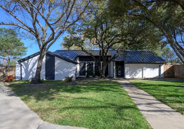 Photo 1 of Single family home for sale at 1035 Wilshire Dr, Roanoke, TX 76262 | MLS# 21313468 | Listing updated on 2026-09-30