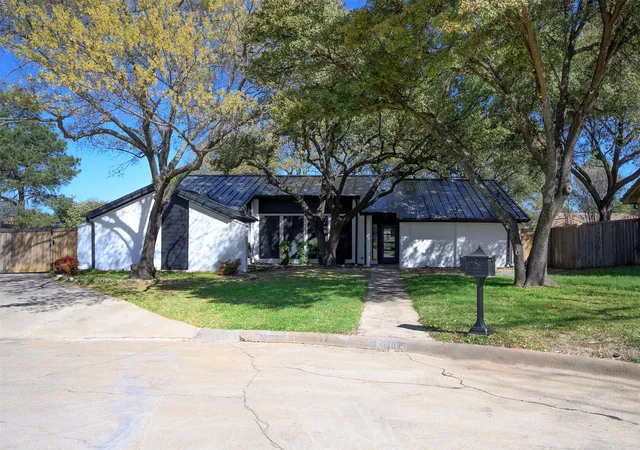 Photo 2 of Single family home for sale at 1035 Wilshire Dr, Roanoke, TX 76262 | MLS# 21313468 | Listing updated on 2026-09-30
