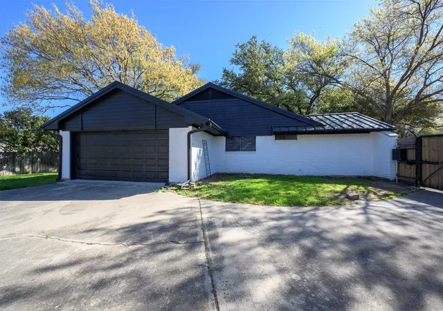 Photo 3 of Single family home for sale at 1035 Wilshire Dr, Roanoke, TX 76262 | MLS# 21313468 | Listing updated on 2026-09-30
