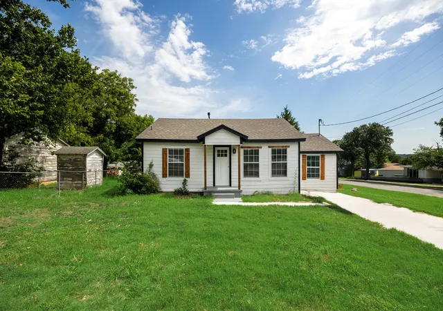 Photo 1 of Single family home for sale at 321 W 7th St, Weatherford, TX 76086 | MLS# 21315489 | Listing updated on 2026-09-23