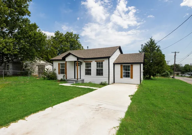 Photo 2 of Single family home for sale at 321 W 7th St, Weatherford, TX 76086 | MLS# 21315489 | Listing updated on 2026-09-23