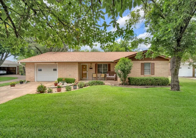 Homes for sale in Hamilton, TX | 419 S Williams St, Hamilton, TX 76531 | MLS# 21315271