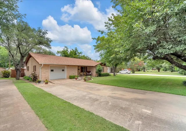 Homes for sale in Hamilton, TX | 419 S Williams St, Hamilton, TX 76531 | MLS# 21315271