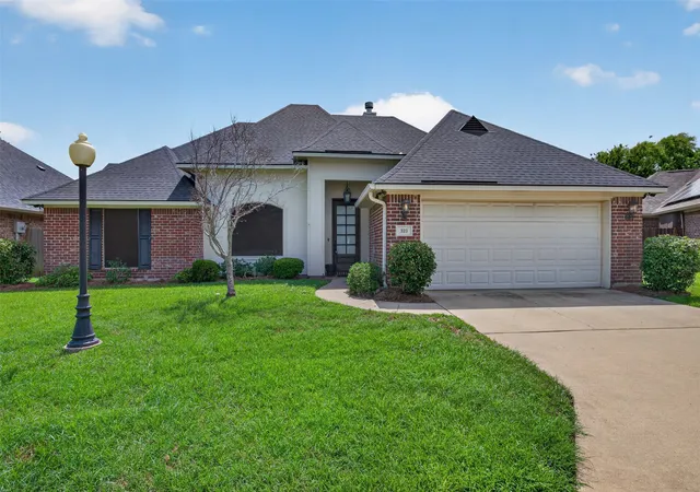 Photo 1 of Single family home for sale at 323 Oakland Pl, Bossier City, LA 71112 | MLS# 21310279 | Listing updated on 2026-07-25