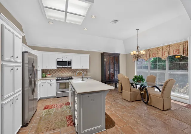 Photo 4 of Single family home for sale at 323 Oakland Pl, Bossier City, LA 71112 | MLS# 21310279 | Listing updated on 2026-07-25