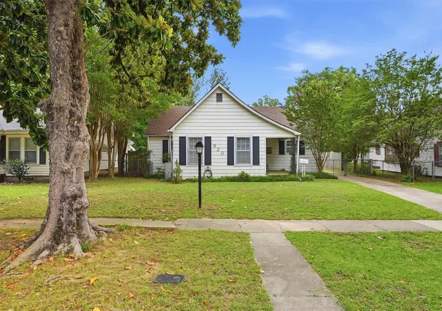 Photo 1 of Single family home for sale at 520 W Acheson St, Denison, TX 75020 | MLS# 21311794 | Listing updated on 2026-07-08