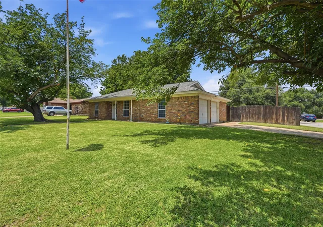 Homes for sale in Bedford, TX | 837 Springdale Rd, Bedford, TX 76021 | MLS# 21315384