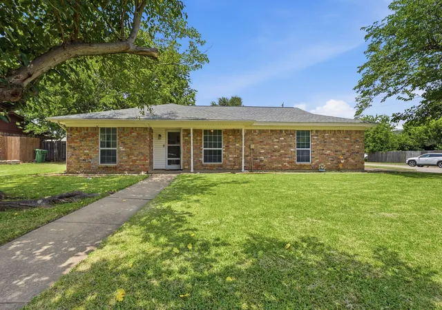 Homes for sale in Bedford, TX | 837 Springdale Rd, Bedford, TX 76021 | MLS# 21315384