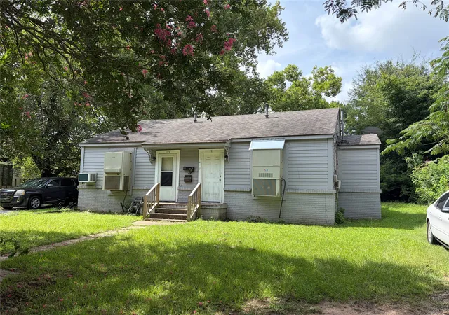 Photo 1 of Multi family home for sale at 111 E Fairview St, Shreveport, LA 71104 | MLS# 21310636 | Listing updated on 2026-08-17