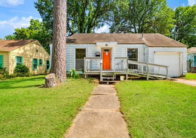 Photo 1 of Sale Pending at 2106 Cleveland St, Paris, TX 75460 | MLS# 21315981 | Listing updated on 2026-10-06