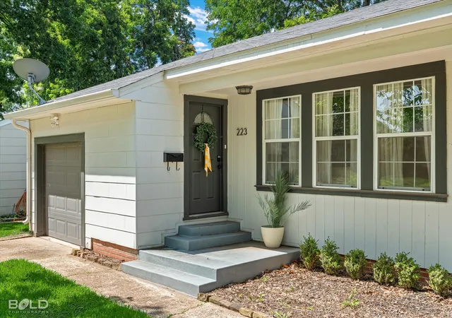Single family home for sale at 223 Leland Dr, Shreveport, LA 71105 | MLS# 21311298