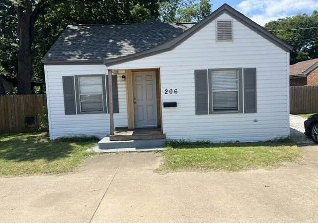 1st image of 206 W 6th St, Irving, TX 75060 | MLS# 21315449