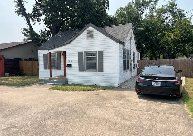 Photo 2 of Sale Pending at 206 W 6th St, Irving, TX 75060 | MLS# 21315449 | Listing updated on 2026-08-29