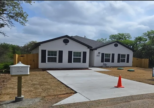 Photo 1 of Single family home for sale at 3513 Tomahawk Dr, Granbury, TX 76048 | MLS# 21313378 | Listing updated on 2026-07-12