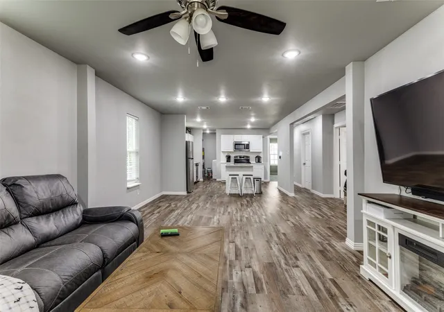 Photo 4 of Sale Pending at 2805 Springdale Rd, Fort Worth, TX 76111 | MLS# 21316099 | Listing updated on 2026-07-21