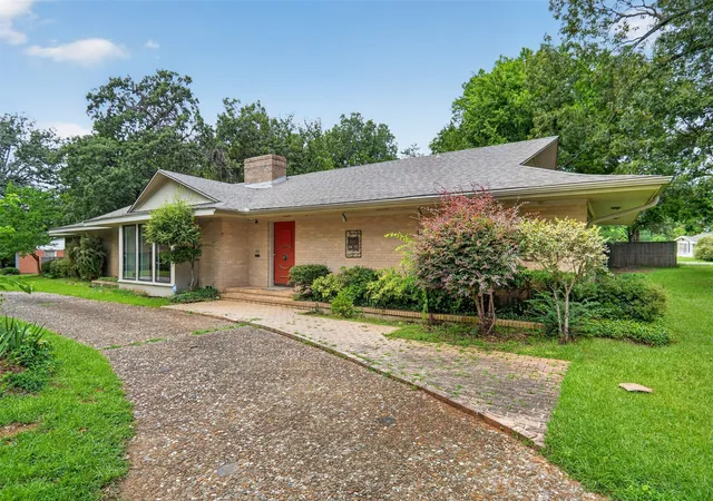 Photo 1 of Single family home for sale at 1911 Harrison Ave, Paris, TX 75460 | MLS# 21284150 | Listing updated on 2026-08-27