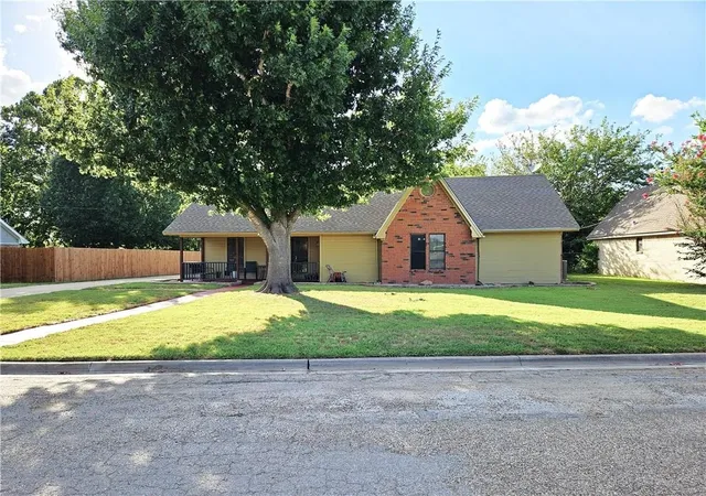 Photo 1 of Single family home for sale at 804 Crestline Dr, Mexia, TX 76667 | MLS# 21316196 | Listing updated on 2026-07-21