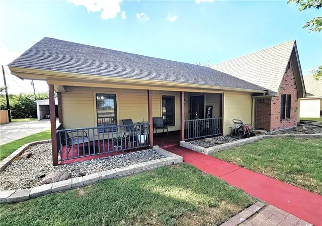 Photo 2 of Single family home for sale at 804 Crestline Dr, Mexia, TX 76667 | MLS# 21316196 | Listing updated on 2026-07-21
