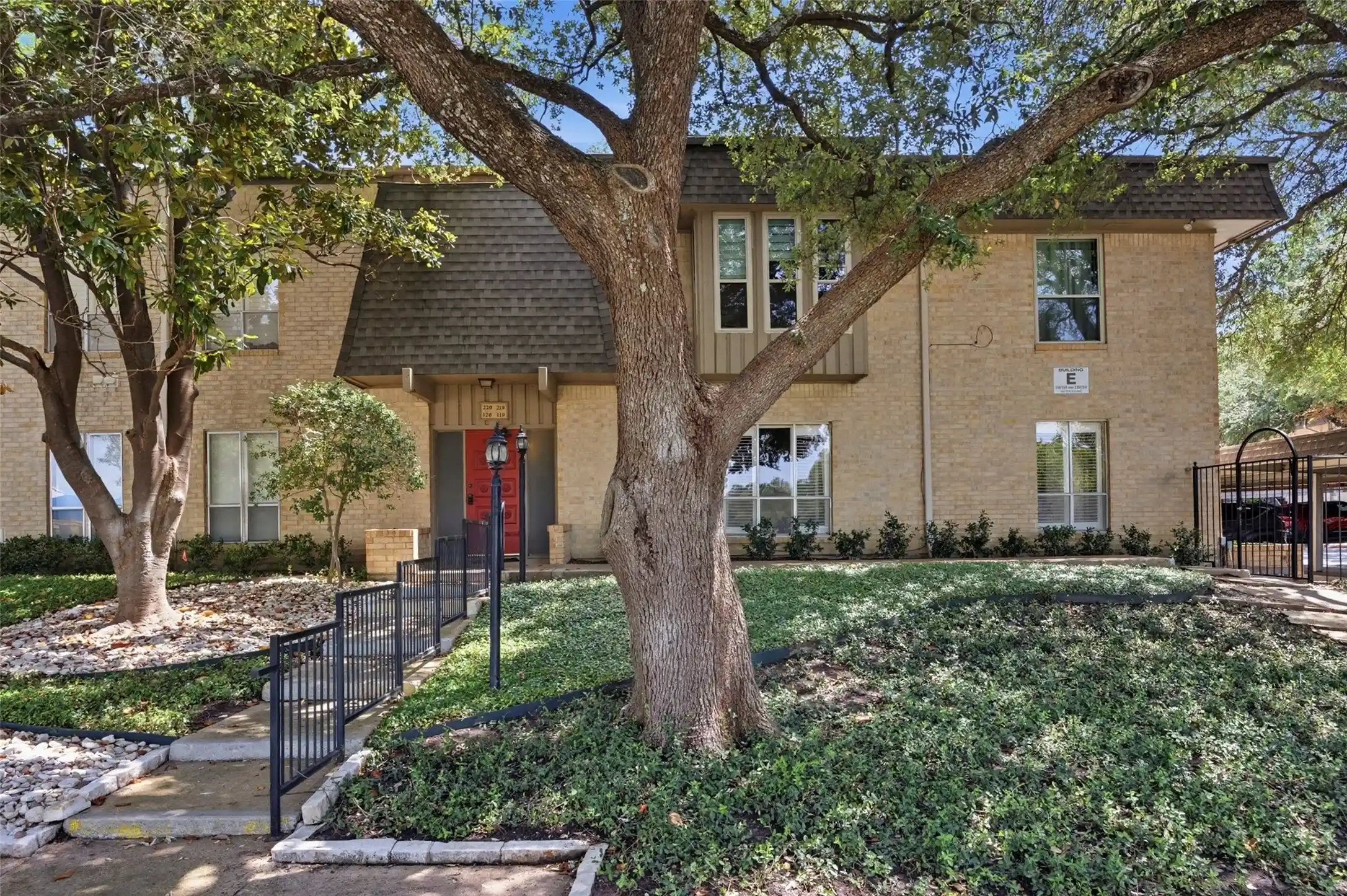 Listing Photo 1 - Condo for sale in 4320 Bellaire Dr S located at 4320 Bellaire Dr S, Fort Worth, TX 76109 - Unit #225W