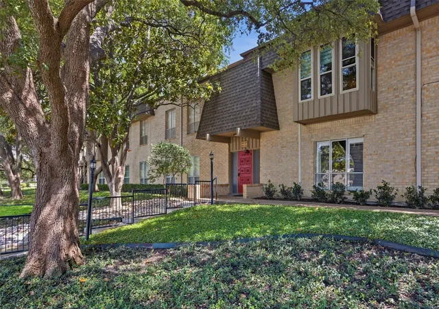 2nd image of 4320 Bellaire Dr S #225W, Fort Worth, TX 76109 | MLS# 21311137